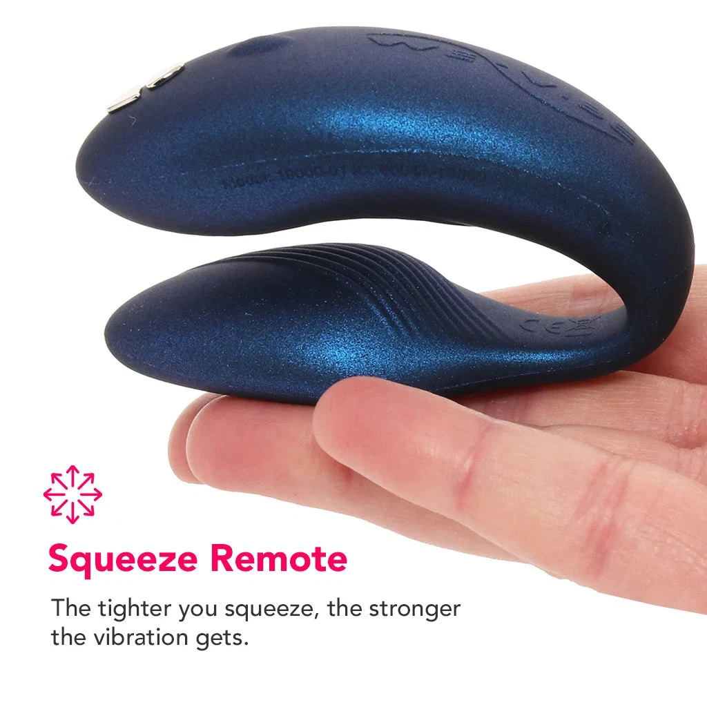 Sản phẩm We-vibe chorus xanh đậm đang được cầm trên tay