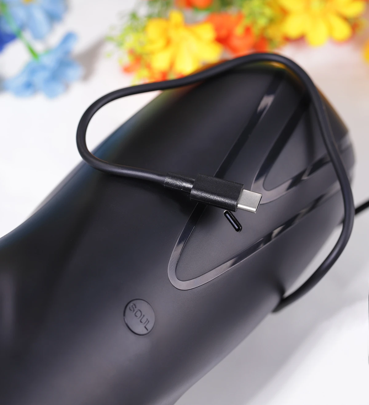 Thời gian sạc khoảng 2 - 3 giờ, dùng 1 giờ