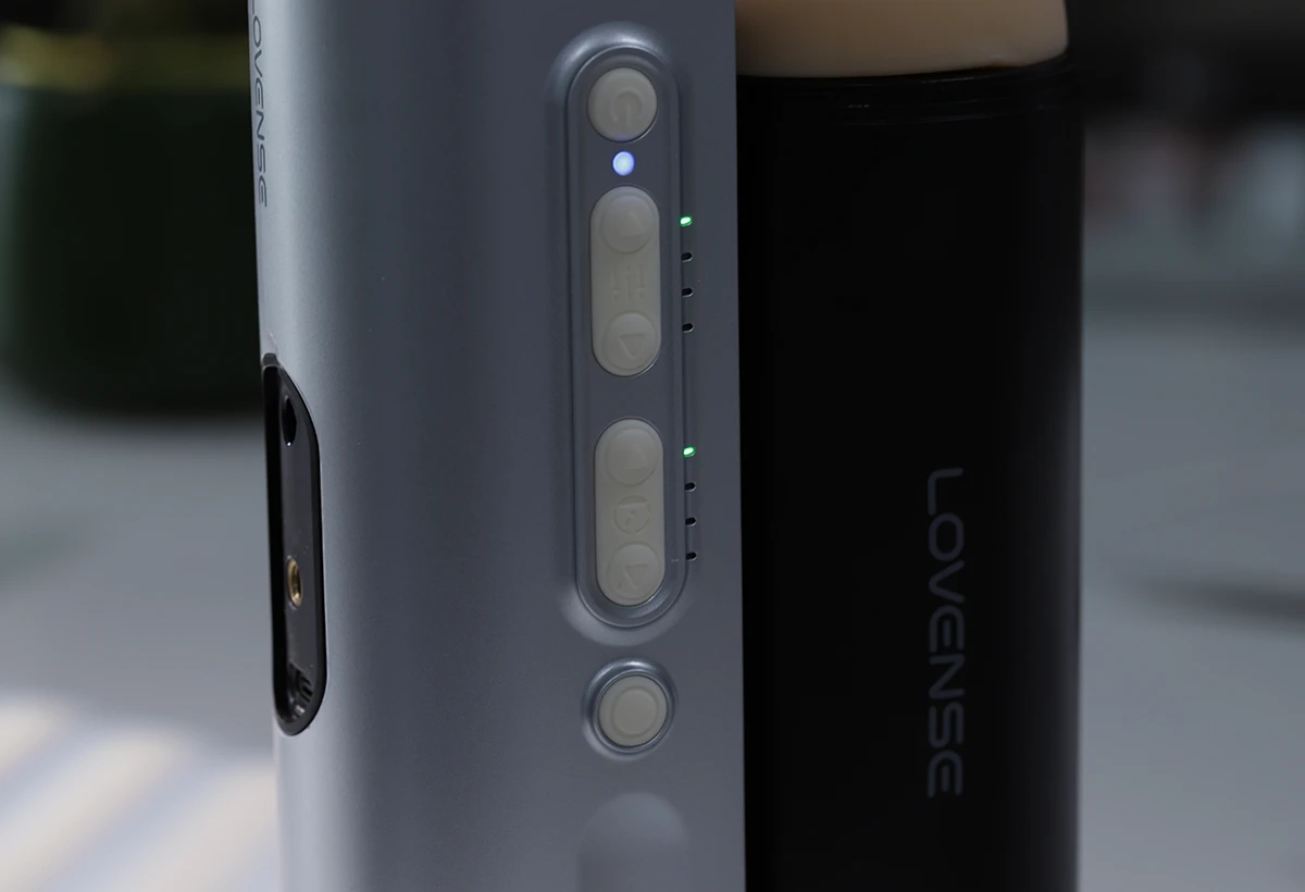 Nút bấm trên thân dụng cụ tình yêu Solace Pro Ai