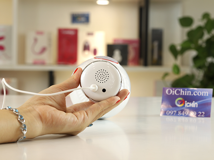 Chân sạc từ tính hiện đại với cổng USB tiện lợi