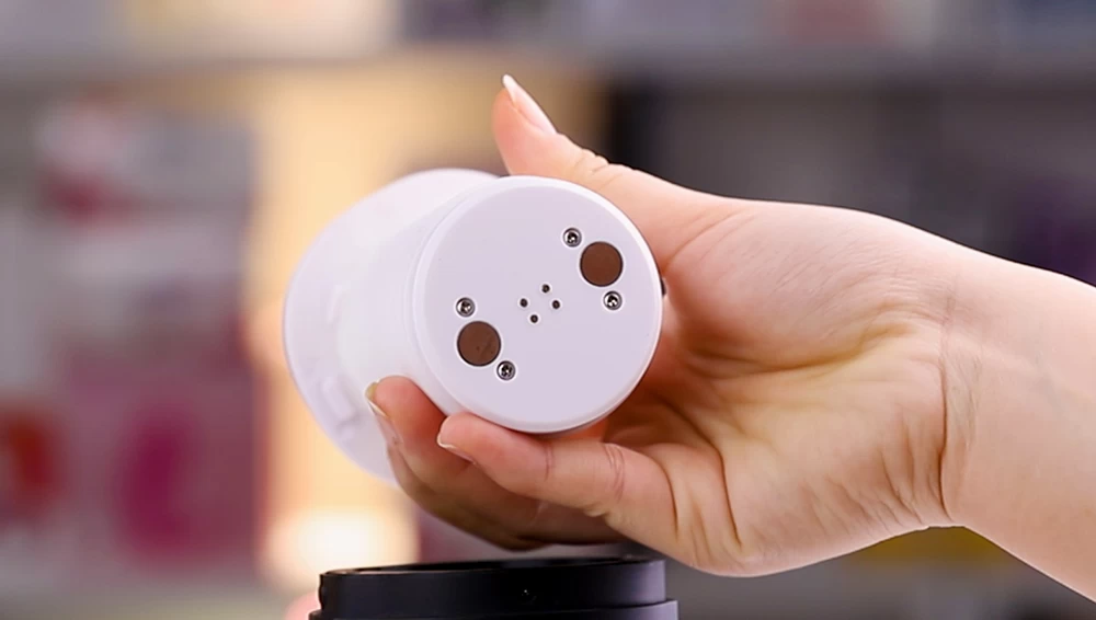 Bên dưới bộ phận chứa đựng lõi silicone của máy