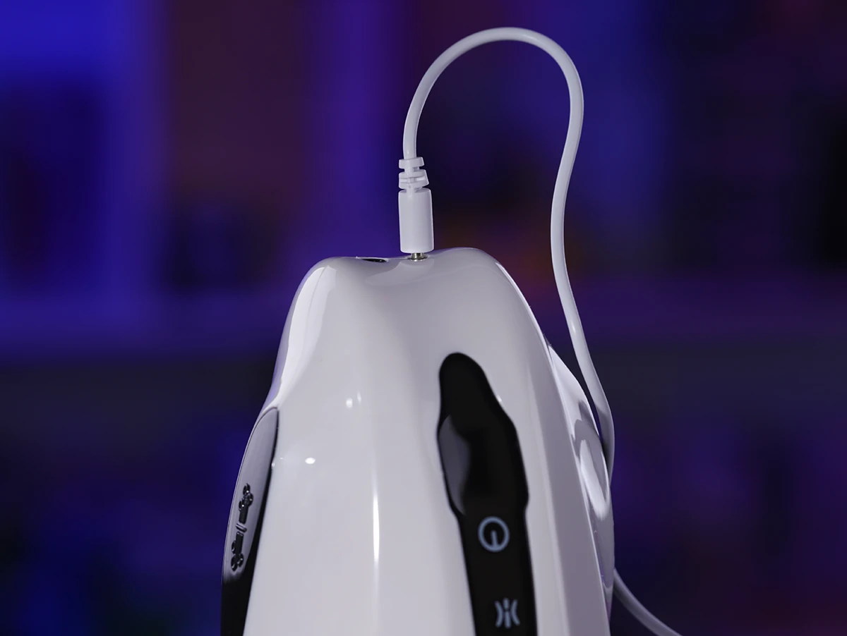 Yeain Tifforun Small Universe có  cáp sạc USB để bạn có thể thuận tiện mang theo