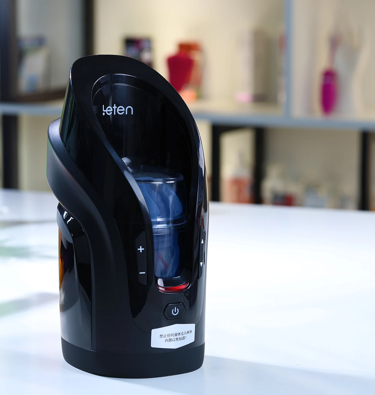  Thiết kế đơn giản với nút nguồn chính giữa, cùng nút điều khiển ngay trên thân máy 