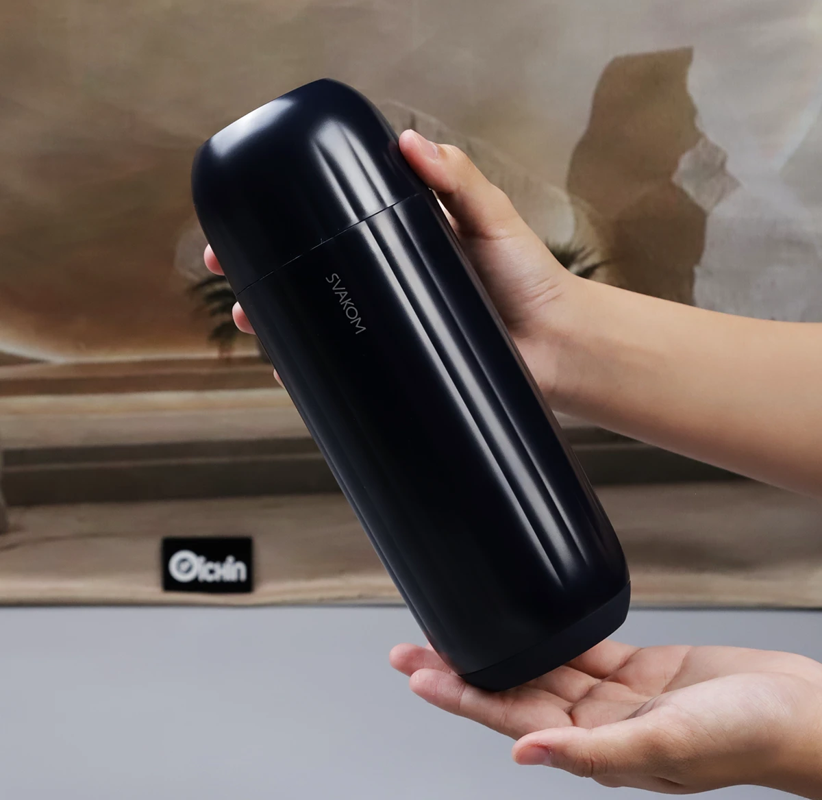 Máy thủ dâm Svakom Sam Neo 2 cầm tay màu đen bóng