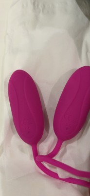 Khách hàng Thái chụp ảnh đánh giá sản phẩm Trứng rung Aphojoy hai đầu