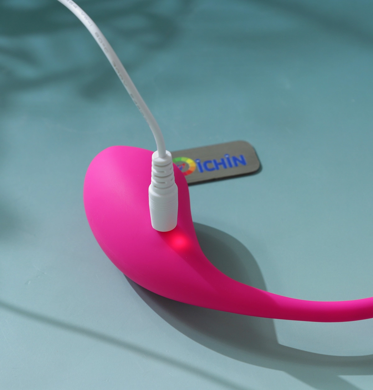 Cắm sạc đèn sẽ sáng, sạc trong 2 giờ