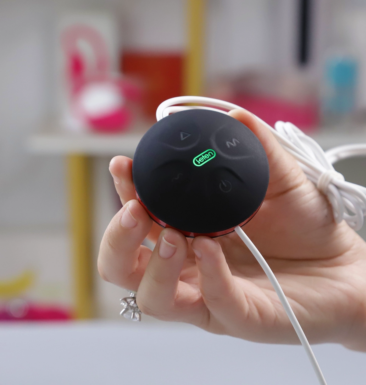 Cắm dây vào remote sáng đèn