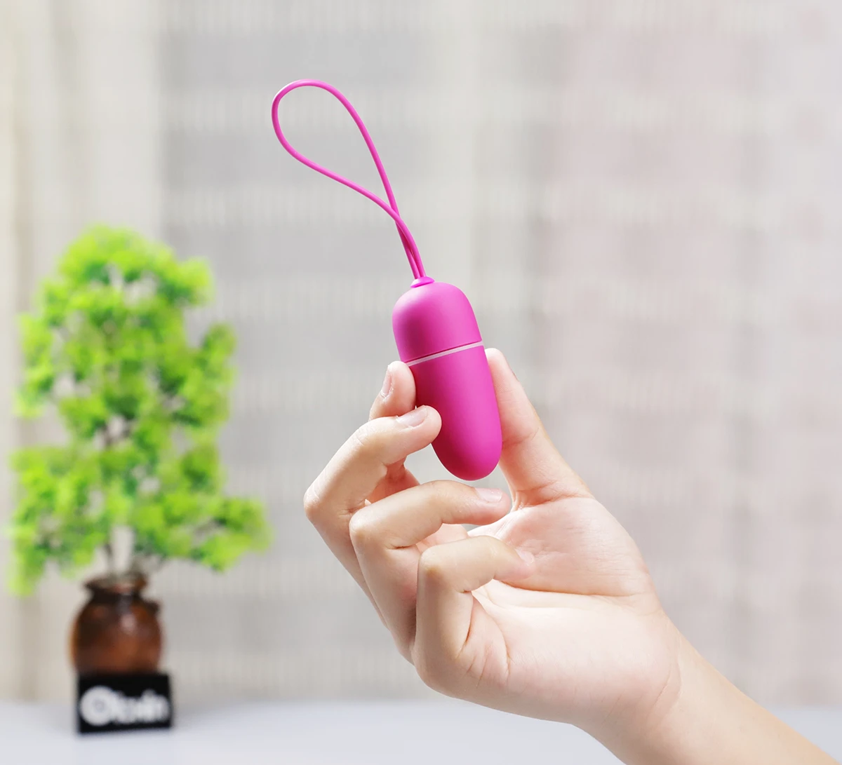 Trứng rung mini Pretty Love Bradley 12 chế độ màu hồng cầm tay