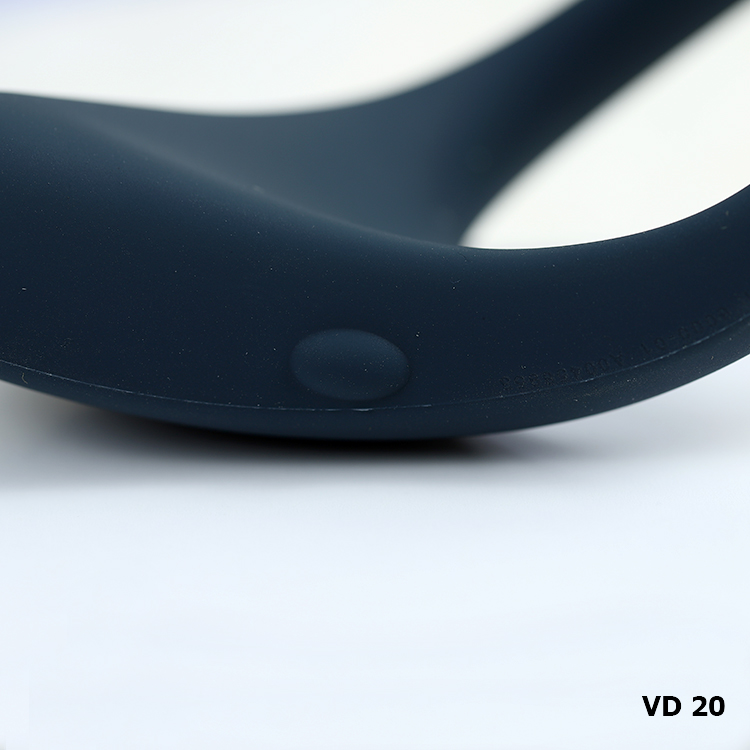 Logo thương hiệu đồ chơi sextoy We-vibe được làm nổi lên bề mặt silicone