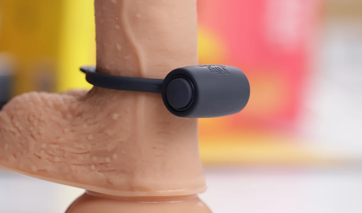 Đồ chơi sinh lý nam này sử dụng 2 pin LR44 để hoạt động