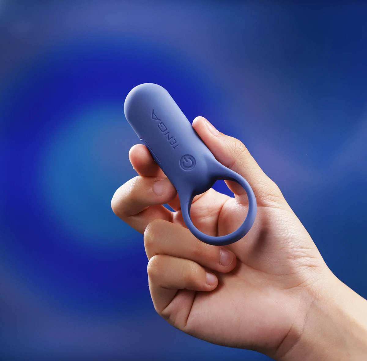 Vòng rung Tenga PaiRing + màu xanh được cầm trên tay