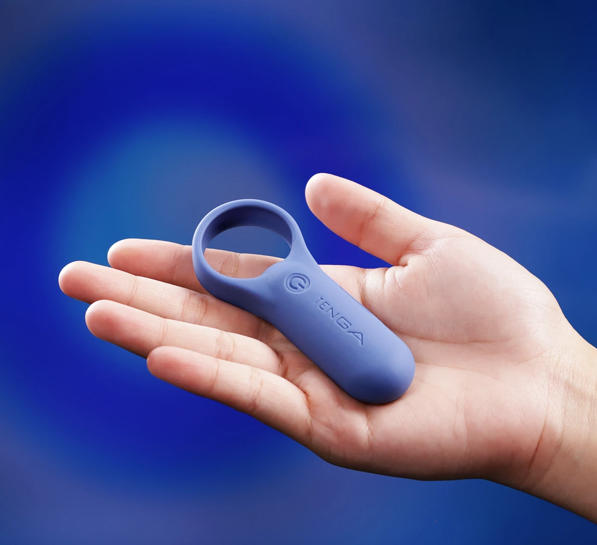 Vòng rung Tenga PaiRing + cầm tay trên nền xanh