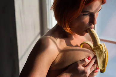 Cách bú cu - Tận dụng hơi ấm của cặp vú để cà nhẹ lên cậu nhỏ